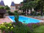 terrasse de piscine moderne design et pierres anciennes