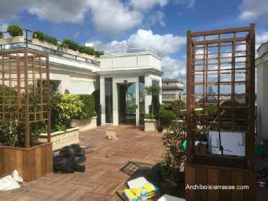 Toit-terrasse en bois d'un hôtel palace à Paris - vue sur l'Arc de Triomphe