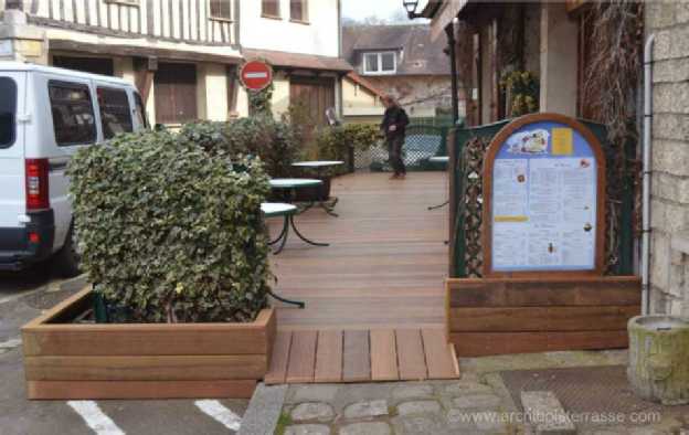 terrasse de creperie jardiniere rampe et porte menu