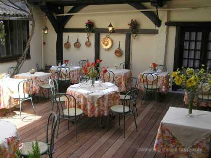 terrasse bois de restaurant dans un patio 