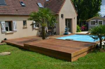 Terrasse en bois de piscine sur deux niveaux