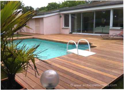 terrasse de piscine en bois, entourage, chemin de bois, contours personnalises 78