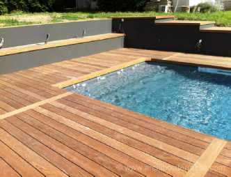 terrasse de piscine bois, pierre et beton contemporain