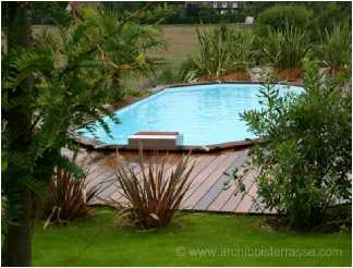 terrasse de piscine, plantation de grands arbustes