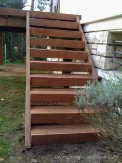Terrasse sur pilotis en construction, pose d'un escalier en bois à Coignière (78) escalier terrasse pilotis coigniere